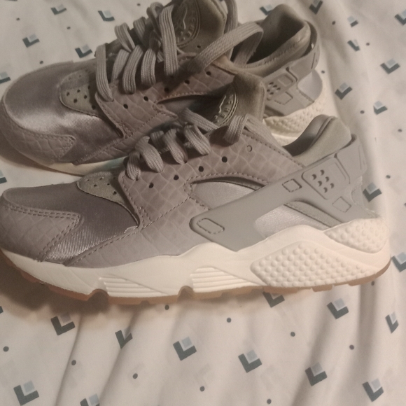 Women's Nike Air Huarache Run Premium 'Wolf Grey' Size 7.5 - Picture 2 of 8